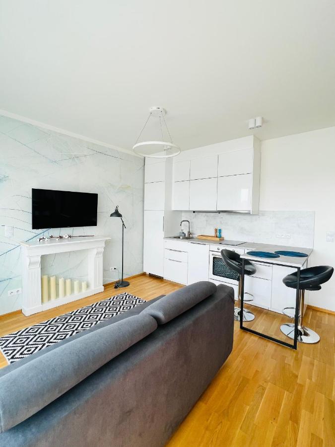 White Pearl With Parking In Holesovice * Praga