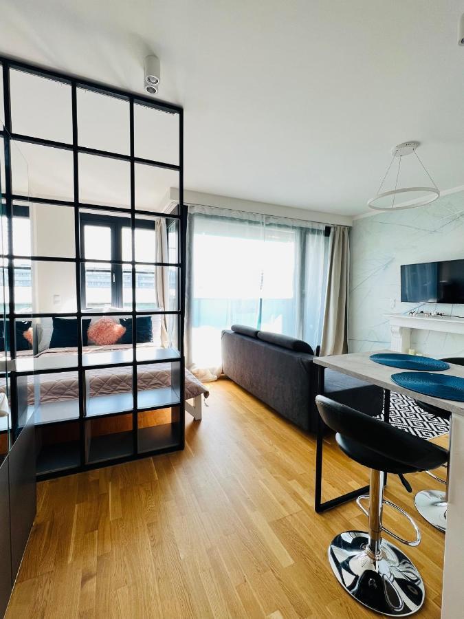 White Pearl With Parking In Holesovice Praga